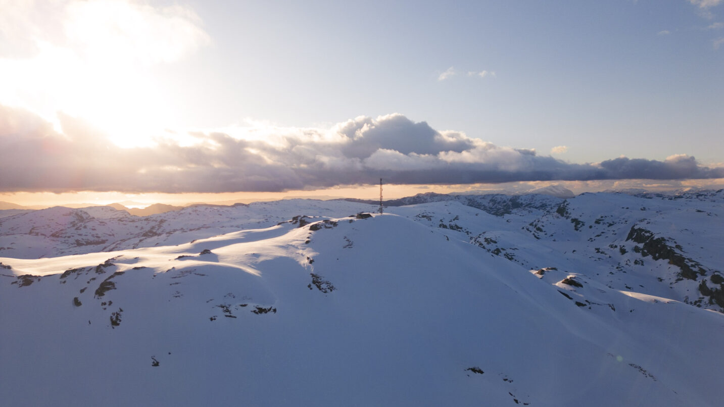 Solnedgang over Ravnafjell (983 moh) på vinterstid.